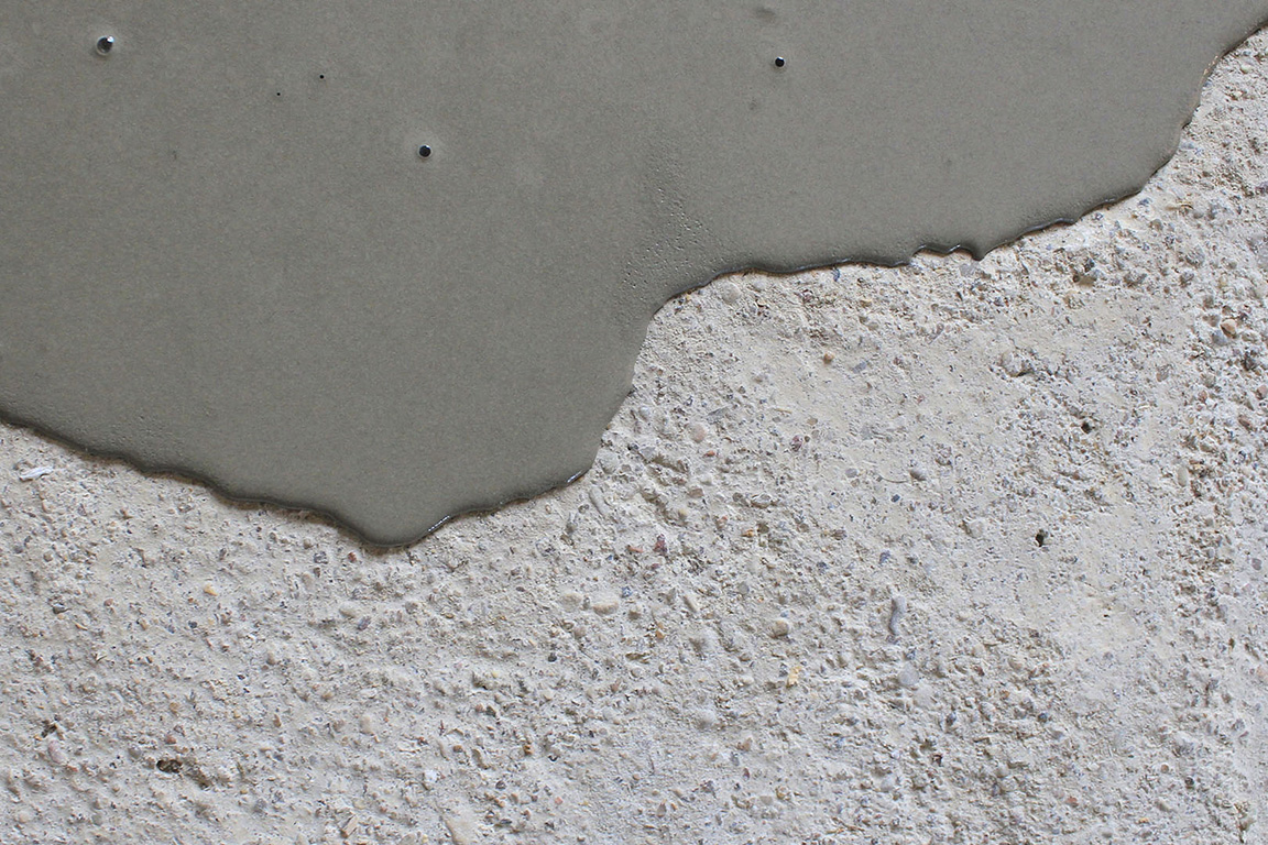 Self levelling compound spreading